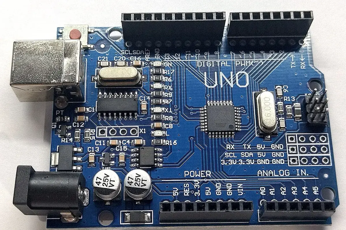 Съвместима с Arduino Uno платка с изводи за захранване, цифрови и аналогови сигнали