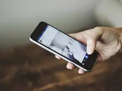 Човек разглежда социална мрежа на смартфон